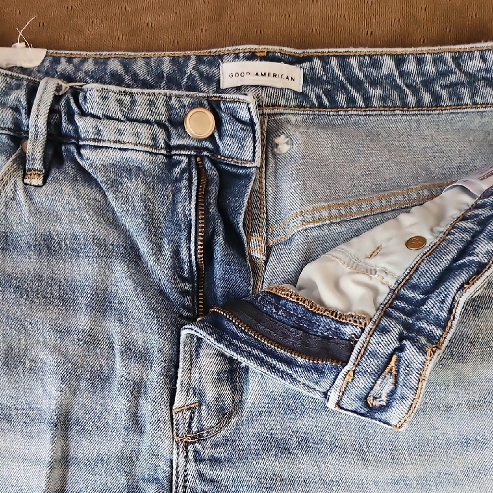 Good American Distressed Denim Shorts Size 14 - Picture 3 of 8